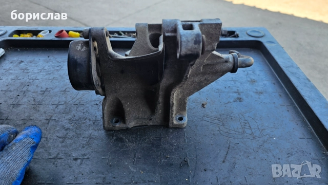 Стойка за генератор за Фолксваген голф 3 , снимка 5 - Части - 51637235
