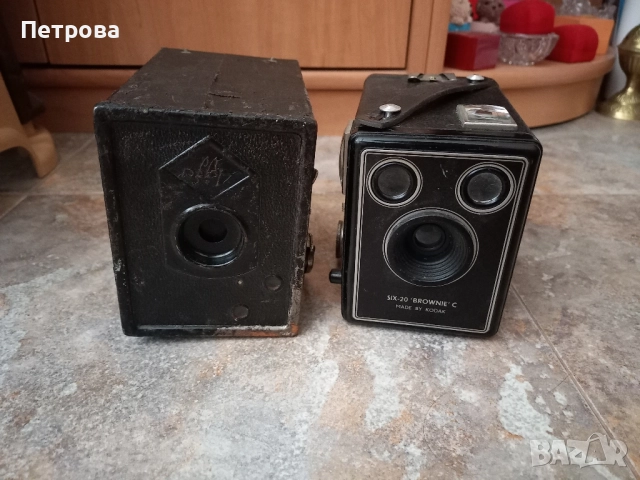 Два стари фотоапарата 