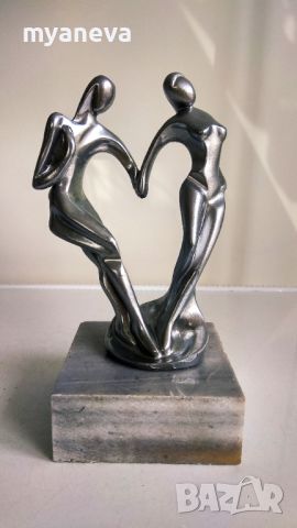 Футуристична статуетка "Влюбени и сляти в сърце "