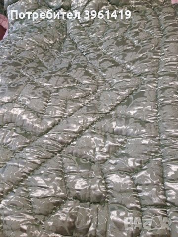 Продавам нов домашно вълнен юрган с копринено лице резедаво с размери: ширина 1,70, дължина  2,10. 