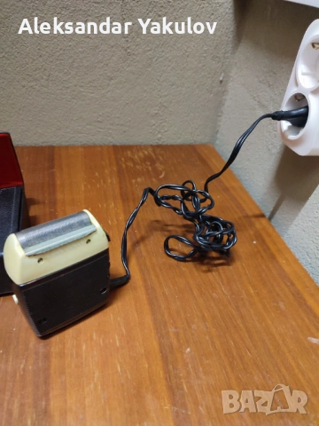 Продавам ретро електрическа самобръсначка с оригинален калъф, снимка 3 - Електрически самобръсначки - 53144210