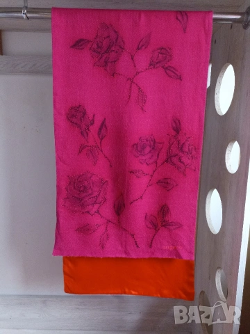 Дамски шал Emanuel Ungaro, снимка 2 - Шалове - 53682842