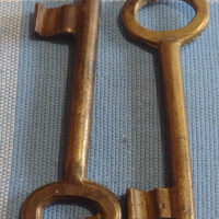 Два стари бронзови ключа от соца за брава за КОЛЕКЦИЯ ДЕКОРАЦИЯ БИТОВ КЪТ 41027, снимка 3 - Други ценни предмети - 44969932