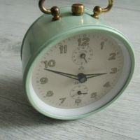 № 7485 стар часовник PETER  - настолен часовник / будилник  - механичен  - работещ  - метален корпус, снимка 2 - Други ценни предмети - 45386416
