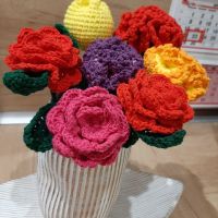 Плетени цветя- рози, лалета, карамфили, снимка 1 - Изкуствени цветя - 45008729