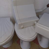 Комплект Тоалетни чинии с пластмасов капак и казанчета, снимка 1 - Други стоки за дома - 45019696