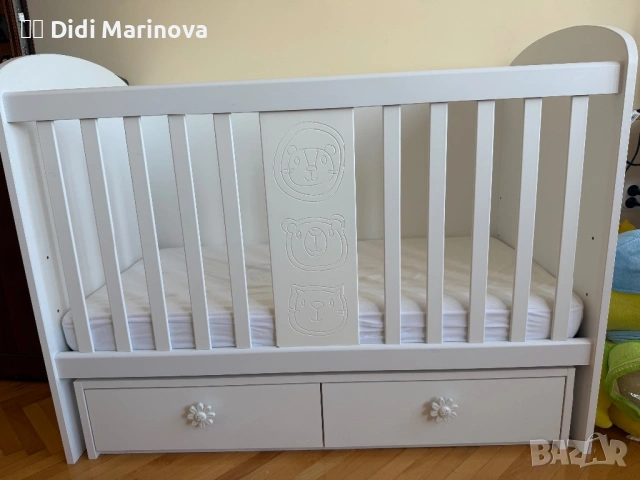 Продавам бебешко легло/кошара с 3 нива на матрака и люлееещ механизъм + матрак