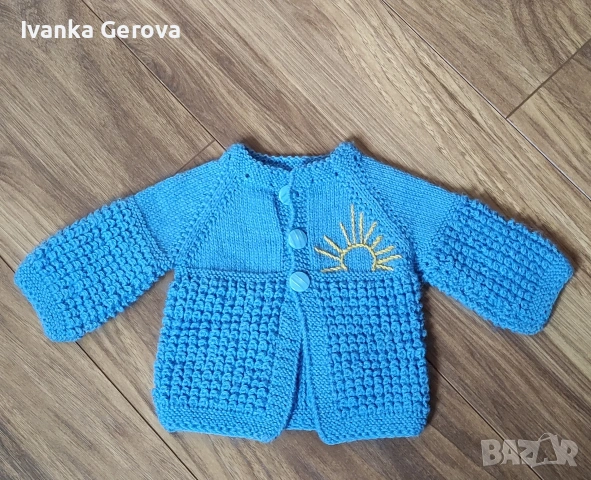 Бебешка жилетка,ръчно плетена от мерино, украсена с бродерия 