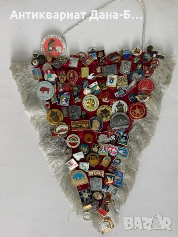 Колекция от ретро значки (СССР и НРБ) върху декоративен вимпел