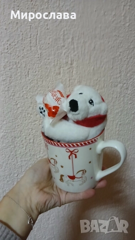 Коледна чаша с мече и лакомства 