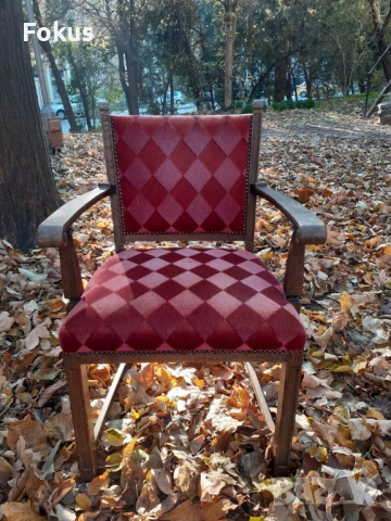 Прекрасен антикварен стол кресло много стар но запазен