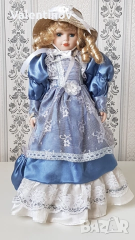 Порцеланова кукла със стойка 