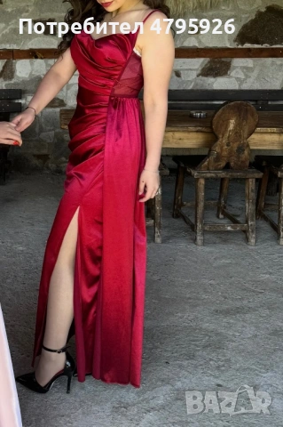 Дълга червена рокля