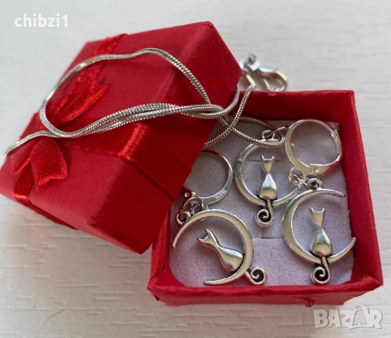 Колие и обеци с висулки във формата на котка върху полумесец