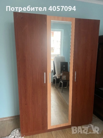 Продавам гардероб с три врати.