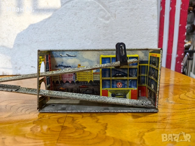 стара ламаринена играчка "гараж" , снимка 2 - Антикварни и старинни предмети - 53784973