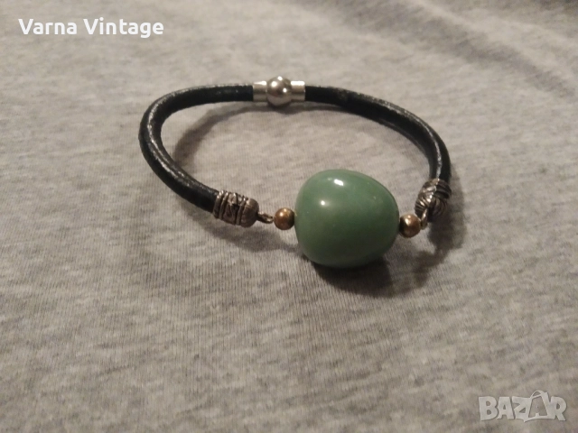 Дамска кожена гривна с нефрит, снимка 2 - Гривни - 52223498