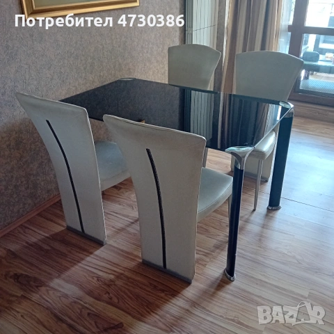 Продавам комплект стъклена маса (130х80) с 4 стола(еко кожа), снимка 2 - Маси - 53386930