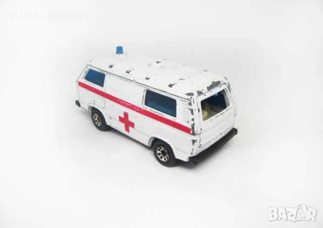 Метална количка Matchbox Volkswagen Transporter 1:62 Линейка, снимка 3 - Колекции - 53059445