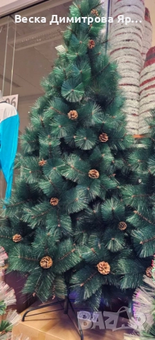 Заснежена елха с метална стойка