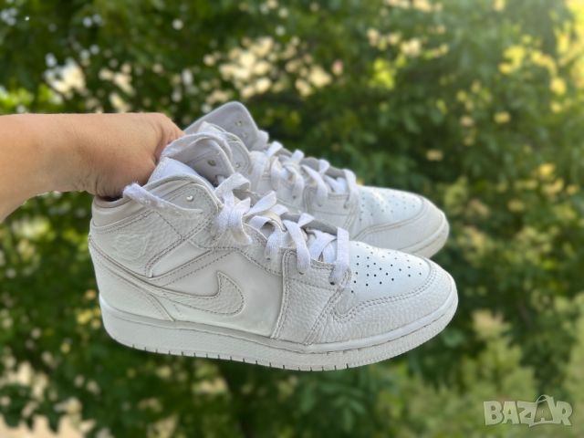 Jordan 1 Mid "Triple White" — номер 38, снимка 2 - Маратонки - 45888966