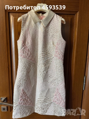 Къса рокля в бял цвят с розови шарки 