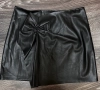 Черна кожена пола, снимка 1