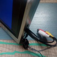 Портативен мини монитор комплект с кабели и траф за захранване Цена 50лв Размер на екранчето 15Х8См., снимка 7 - Монитори - 45888844