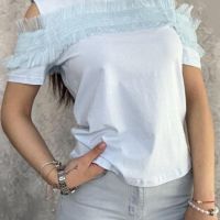 Блуза с оголени рамо и къдри от тюл, различни цветове , снимка 1 - Тениски - 45421853