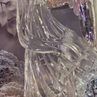 Декоративна стъклена фигура Ангел - със сребриста стойка и сребристи ангелски криле. , снимка 1 - Статуетки - 45455205