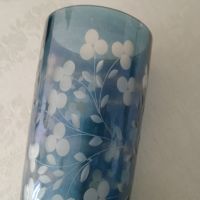 ретро синя стъклена ваза с гравирани цветя, снимка 4 - Антикварни и старинни предмети - 45620393