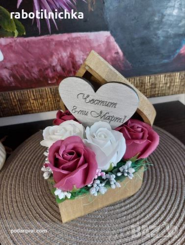 Дървена кутия сърце със сапунени цветя в бяло и тъмно розово, снимка 1
