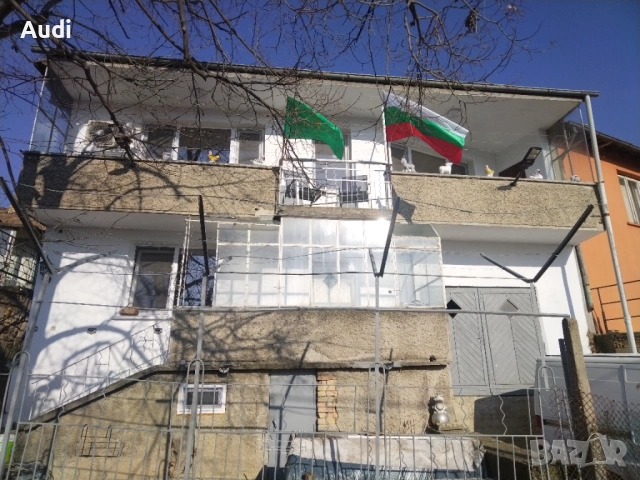 Собственик продава масивна монолитна  двуетажна къща на две плочи с гараж. След основен ремонт на вт, снимка 2 - Къщи - 53612474