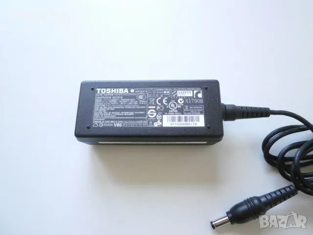 Оригинално зарядно Toshiba , снимка 1 - Захранвания и кутии - 48519951