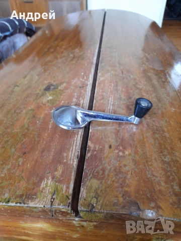 Стара автомобилна манивела за стъкло