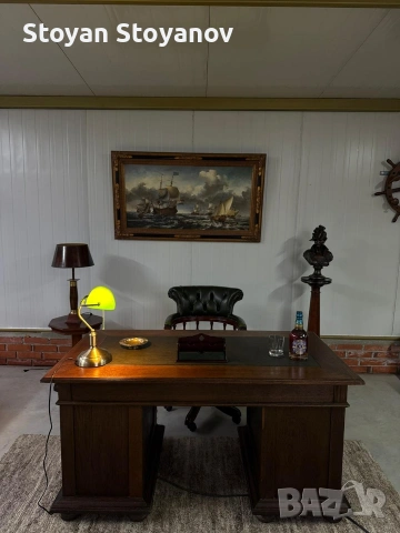 Класическо английско масивно бюро с кожен плот