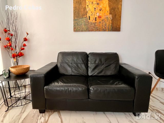 Двуместен, черен, кожен диван. Модел SKOGABY. Закупен от IKEA, снимка 5 - Дивани и мека мебел - 45696398