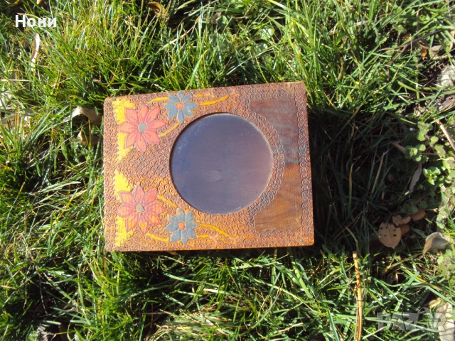 Стара Дървена кутия от времето на Соца със кръгло стъкло, снимка 3 - Антикварни и старинни предмети - 53726160