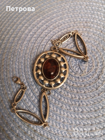 Сребърна гривна с кехлибар