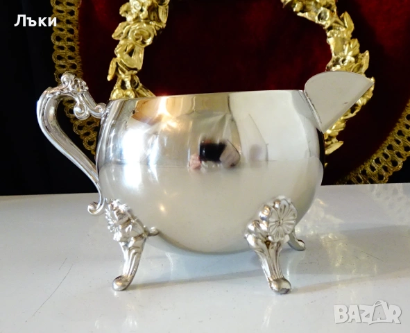 Посребрена бронзова каничка,барок,като нова от вътре. 