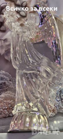 Декоративна стъклена фигура Ангел - със сребриста стойка и сребристи ангелски криле. , снимка 1 - Статуетки - 45455205