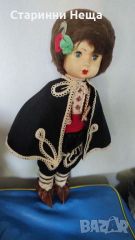 СОЦ Колекционерска стара кукла облечена във народна носия 