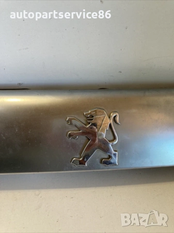 Хромирана декоративна лайсна за заден панел за Peugeot 4007 2.2 HDI (2009) 5817A064, снимка 2 - Части - 53679021