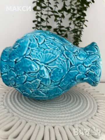 Прелестна релефна ваза с пеперуди в светло синьо, снимка 3 - Вази - 50068019