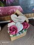 Дървена кутия сърце със сапунени цветя в бяло и тъмно розово, снимка 1