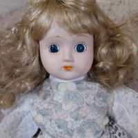 Стара порцеланова кукла с дълга руса коса, с флорална рокля декорирана с бяла дантела, 40 см висока, снимка 2 - Колекции - 45731946