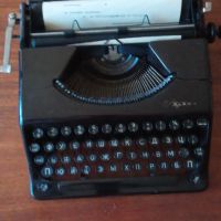 Рядка пишеща машина Olympia Plana, снимка 1 - Антикварни и старинни предмети - 45314234