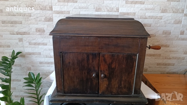 Стар грамофон с манивела - His Masters Voicе- 1920"г. - Great Britain, снимка 11 - Антикварни и старинни предмети - 53796280