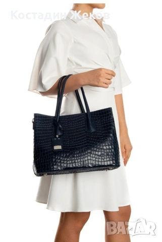 Тази елегантна италианска черна чанта е изработена от естествена кожа с крокодилски ефект 