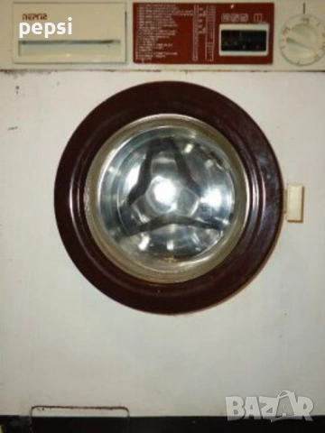 Търся пластмасовата закопчалка - брава на стъкления капак